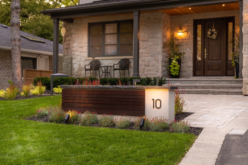 Design ideas for a transitional front yard landscaping in Toronto.