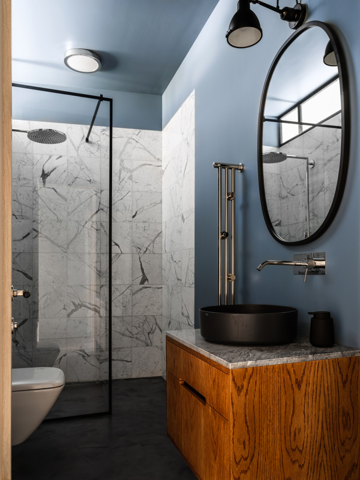 На фото: ванная комната в скандинавском стиле с душевой кабиной с