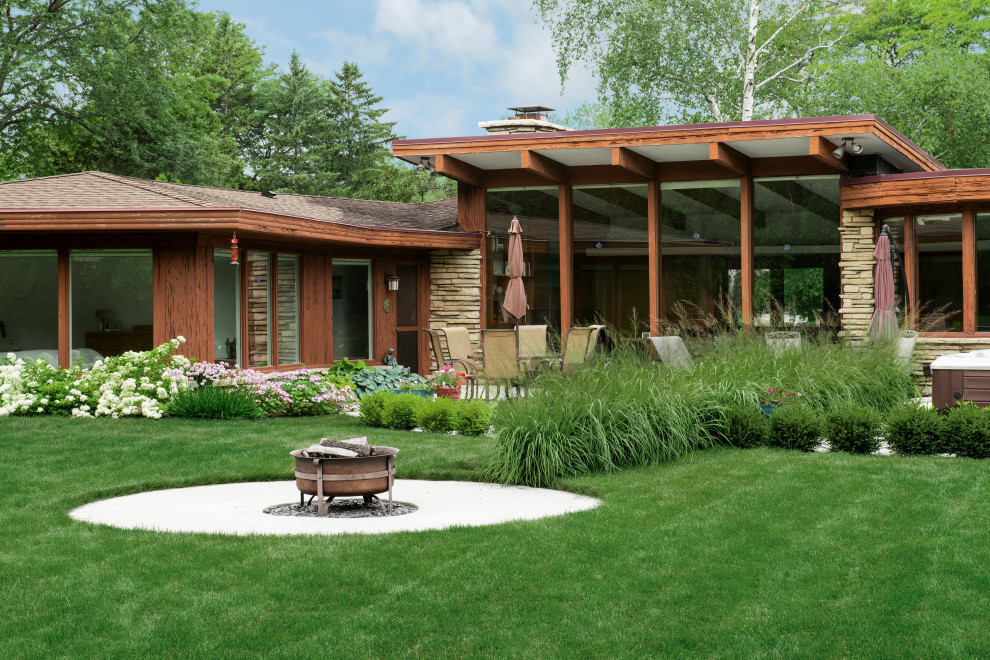 Idee per un giardino moderno esposto a mezz'ombra di medie dimensioni e dietro casa in estate
