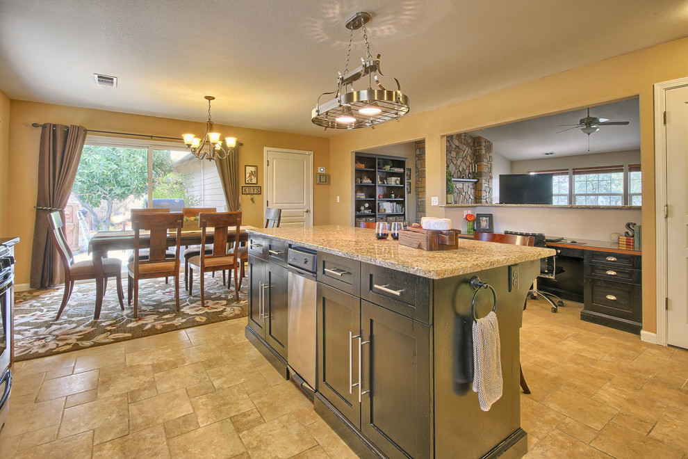 Eat-in kitchen - mid-sized transitional l-shaped porcelain tile eat-in kitchen idea with an undermount sink, shaker cabinets, medium tone wood cabinets, granite countertops, multicolored backsplash, glass sheet backsplash, stainless steel appliances and an island