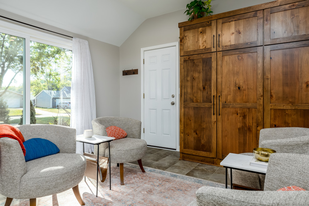 Mittelgroßes, Offenes Klassisches Wohnzimmer mit beiger Wandfarbe, Vinylboden, buntem Boden und gewölbter Decke in Sonstige