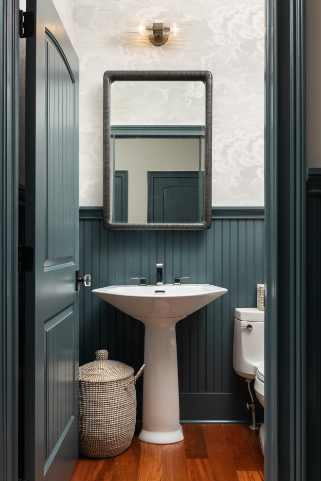 Стильный дизайн: туалет в морском стиле с сводчатым потолком и стенами из вагонки - последний тренд