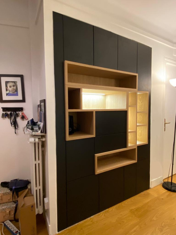 Medium sized contemporary boot room in Paris with white walls, light hardwood flooring, a single front door, a white front door and brown floors.