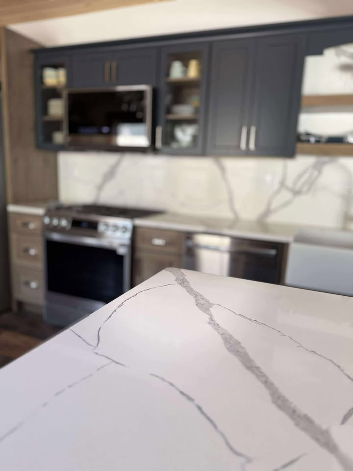 Kitchen - rustic kitchen idea in Chicago