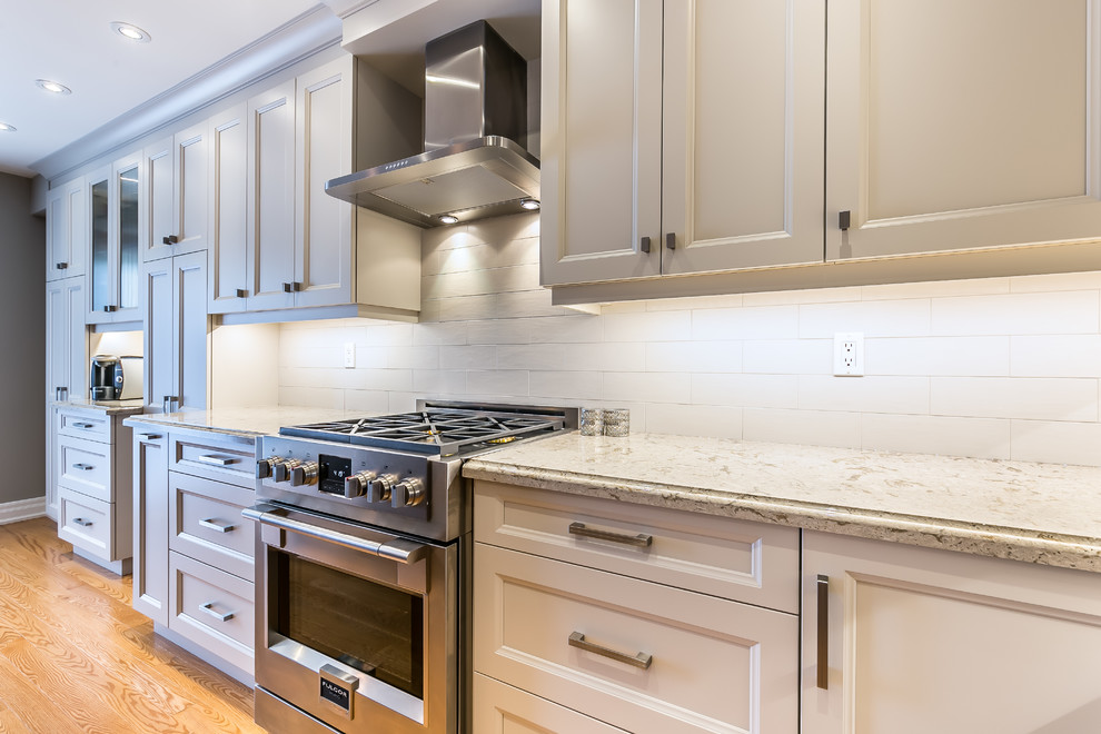 Transitional kitchen photo in Toronto