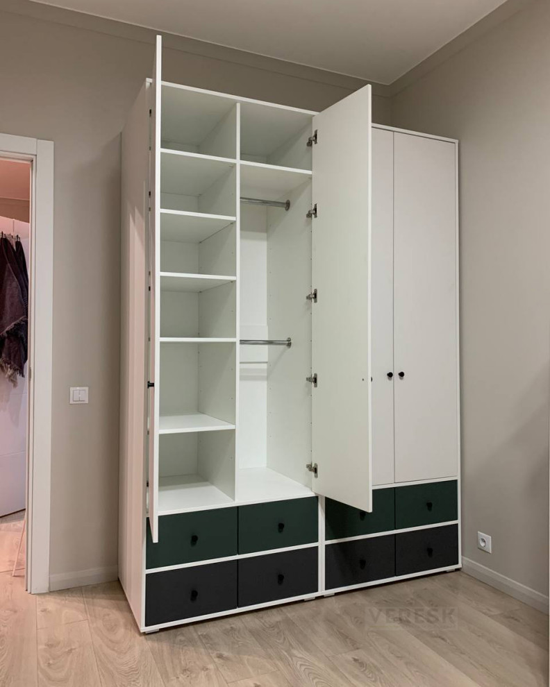 Распашные шкафы