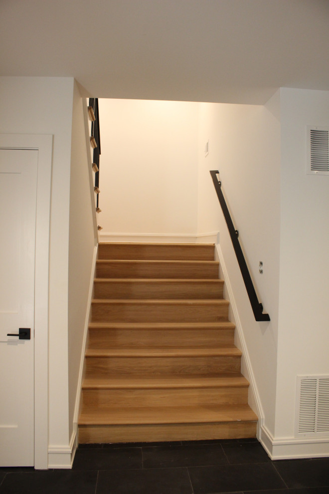 Источник вдохновения для домашнего уюта: прямая деревянная лестница среднего размера в стиле модернизм с деревянными ступенями и металлическими перилами