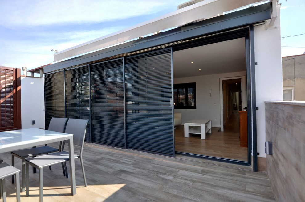 Modelo de terraza in patio lateral With toldo