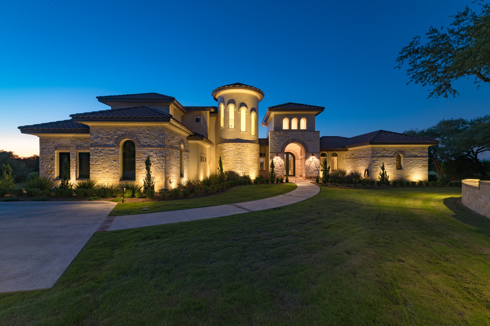 Inspiration for a transitional home design remodel in Austin