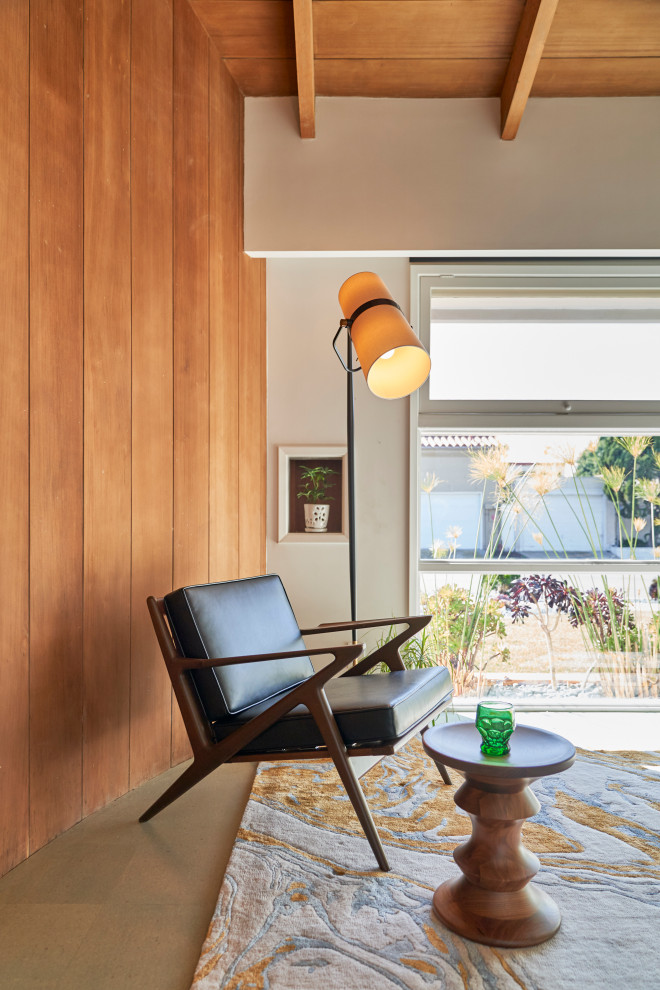 Mittelgroßes Mid-Century Gästezimmer mit Korkboden, grauem Boden, Holzwänden, brauner Wandfarbe und gewölbter Decke in San Diego