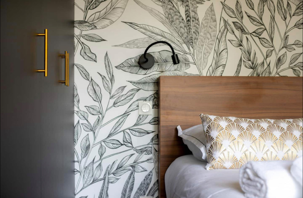 Ispirazione per una piccola camera da letto contemporanea con pareti bianche, parquet scuro e carta da parati