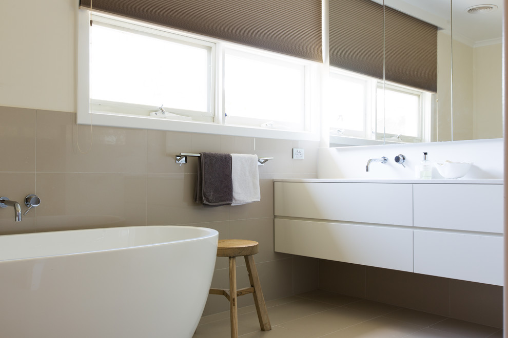 This is an example of a contemporary bathroom in Melbourne.