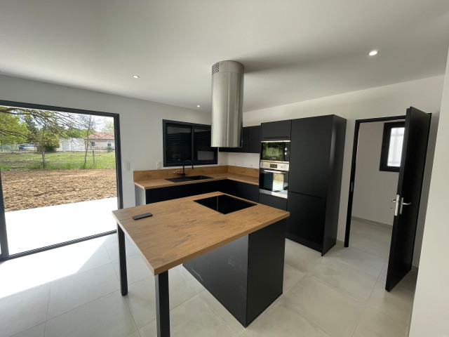 Cuisine sur-mesure contemporaine noire et bois en L avec îlot ...