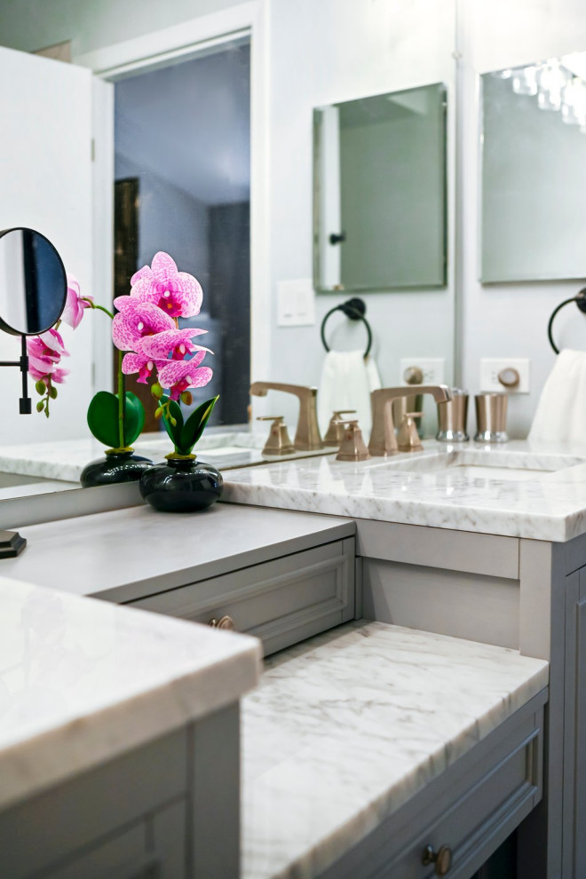 Inspiration for a transitional home design remodel in Chicago