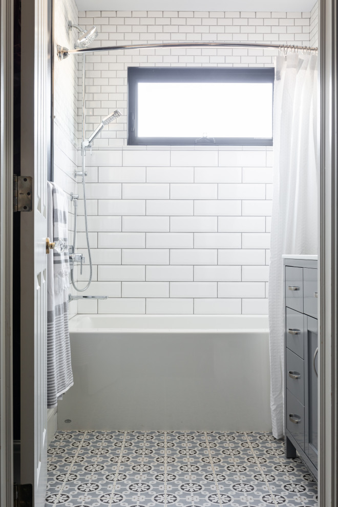 Bild på ett litet vintage vit vitt badrum med dusch, med skåp i shakerstil, grå skåp, en toalettstol med hel cisternkåpa, mörkt trägolv, ett fristående handfat, bänkskiva i kvartsit och brunt golv