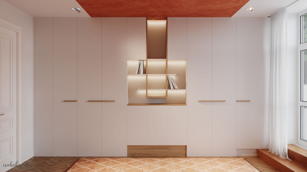 Foto på ett minimalistiskt huvudsovrum, med orange väggar och mellanmörkt trägolv