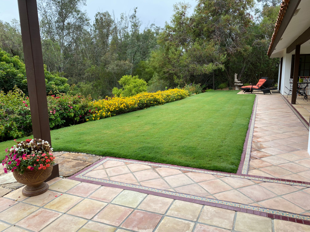 Geometrischer, Geräumiger Mediterraner Garten im Sommer, hinter dem Haus mit Gehweg, direkter Sonneneinstrahlung und Natursteinplatten in San Diego