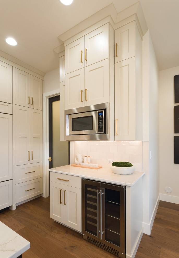 Kitchen - transitional kitchen idea