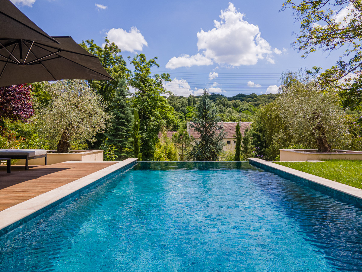Création d'un grand jardin avec piscine