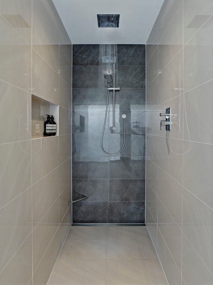 Exempel på ett stort modernt badrum, med ett nedsänkt handfat, släta luckor, skåp i mörkt trä, bänkskiva i akrylsten, ett fristående badkar, en öppen dusch, beige kakel, porslinskakel, beige väggar och klinkergolv i porslin