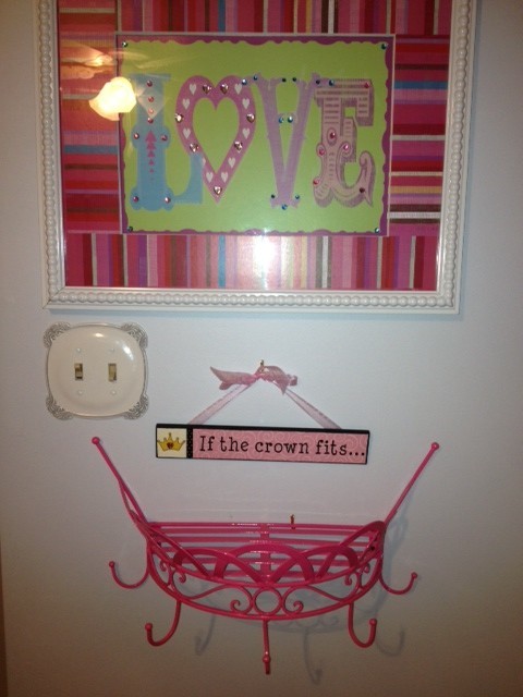 Photo of a mid-sized transitional kids' bedroom for kids 4-10 years old and girls in Other with grey walls and carpet.