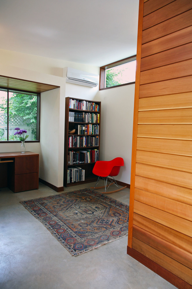 Example of a transitional entryway design in Boston