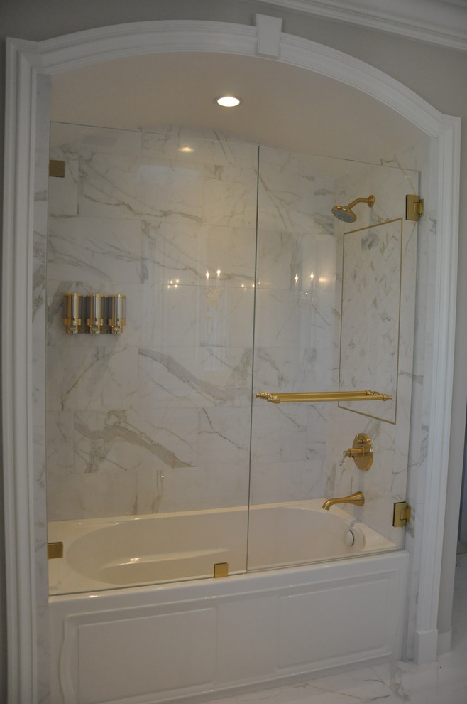 Inspiration för mellanstora amerikanska badrum för barn, med ett platsbyggt badkar, en dusch/badkar-kombination, vit kakel, porslinskakel, grå väggar, marmorgolv, ett undermonterad handfat och marmorbänkskiva