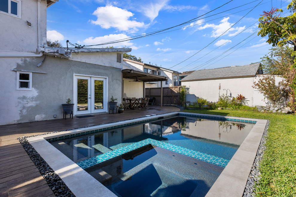 Diseño de piscinas y jacuzzis alargados modernos de tamaño medio rectangulares en patio trasero con adoquines de hormigón