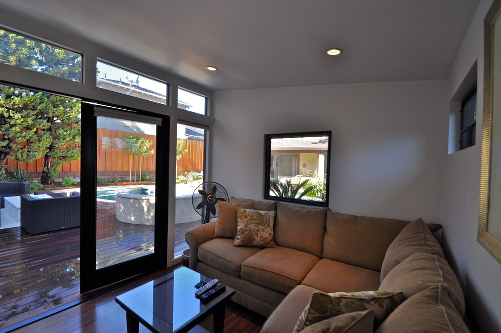 This is an example of a small modern detached granny flat in Los Angeles.