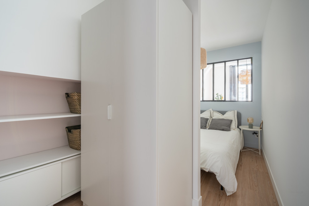 Источник вдохновения для домашнего уюта: маленькая серо-белая спальня в современном стиле с синими стенами, паркетным полом среднего тона, коричневым полом и балками на потолке для на участке и в саду