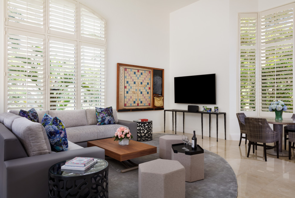 На фото: парадная, открытая гостиная комната среднего размера в современном стиле с белыми стенами и телевизором на стене