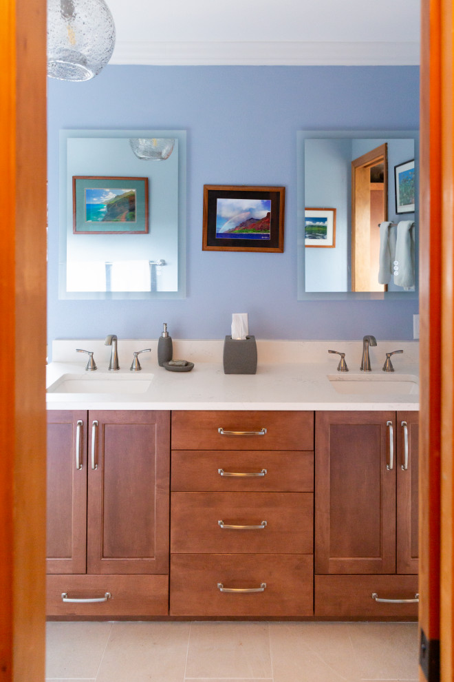 На фото: большая главная ванная комната со стиральной машиной в морском стиле с фасадами с утопленной филенкой, фасадами цвета дерева среднего тона, отдельно стоящей ванной, душем без бортиков, синей плиткой, керамогранитной плиткой, синими стенами, полом из керамогранита, врезной раковиной, столешницей из искусственного кварца, бежевым полом, открытым душем, бежевой столешницей, тумбой под две раковины и встроенной тумбой с