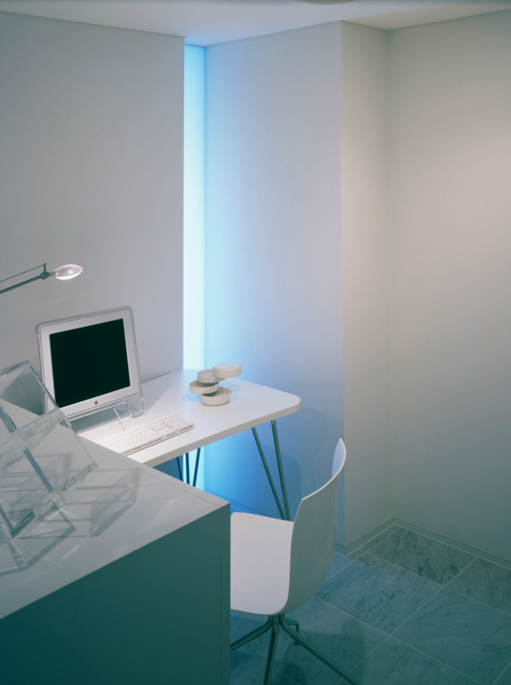Foto de despacho blanco minimalista pequeño con paredes blancas, suelo de mármol, escritorio independiente, suelo blanco, papel pintado y papel pintado