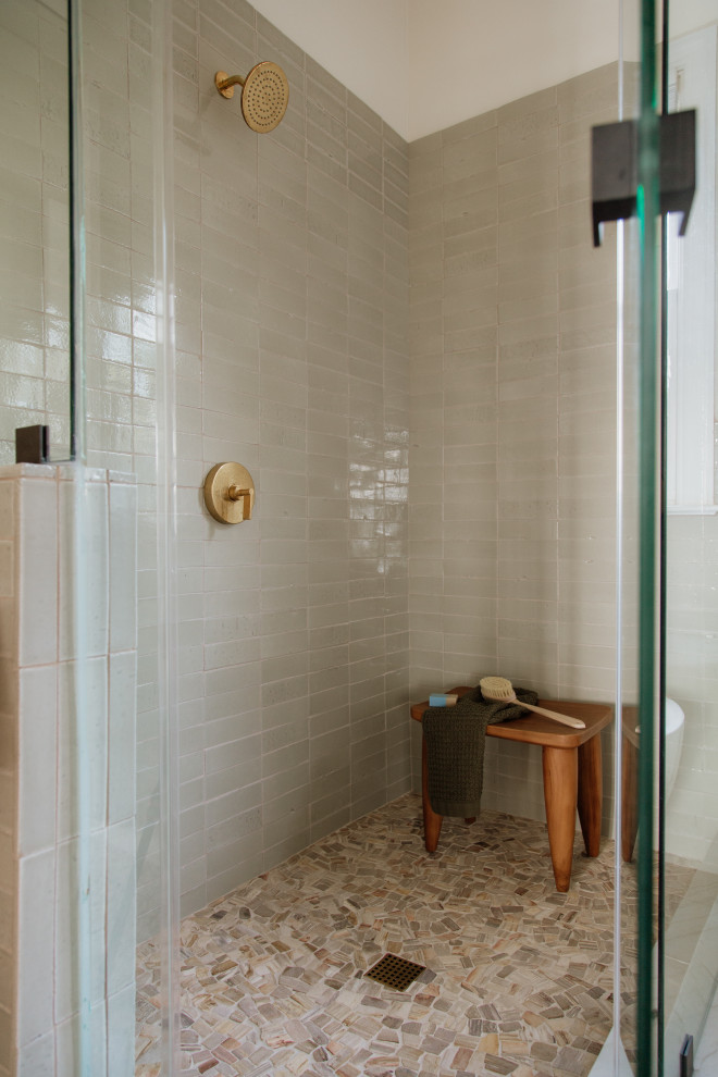 Inspiration för mellanstora moderna en-suite badrum
