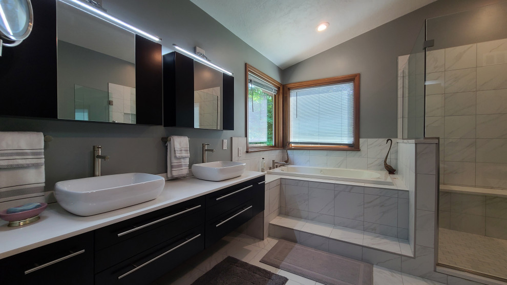 Modernes Badezimmer En Suite mit Quarzit-Waschtisch, Doppelwaschbecken und schwebendem Waschtisch in Sonstige