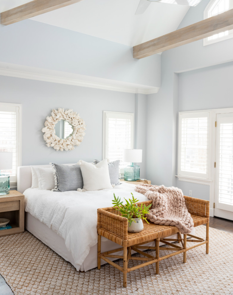 Пример оригинального дизайна: маленькая хозяйская спальня в морском стиле с синими стенами, темным паркетным полом, коричневым полом, балками на потолке, стандартным камином и фасадом камина из плитки для на участке и в саду