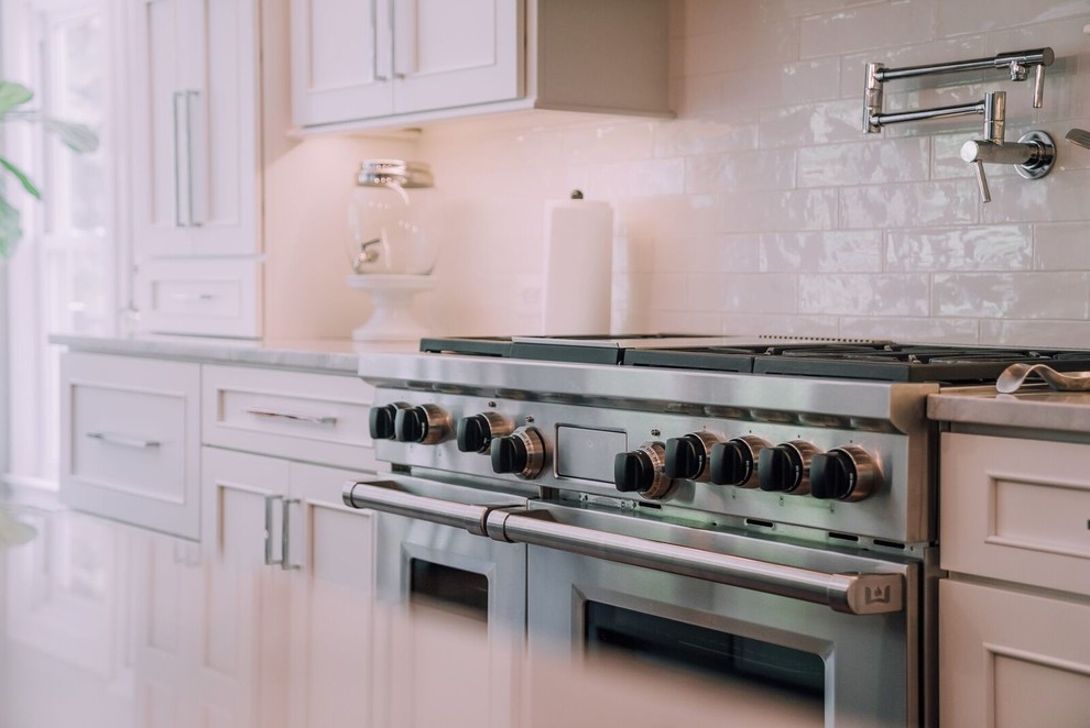 Example of a transitional kitchen design in DC Metro
