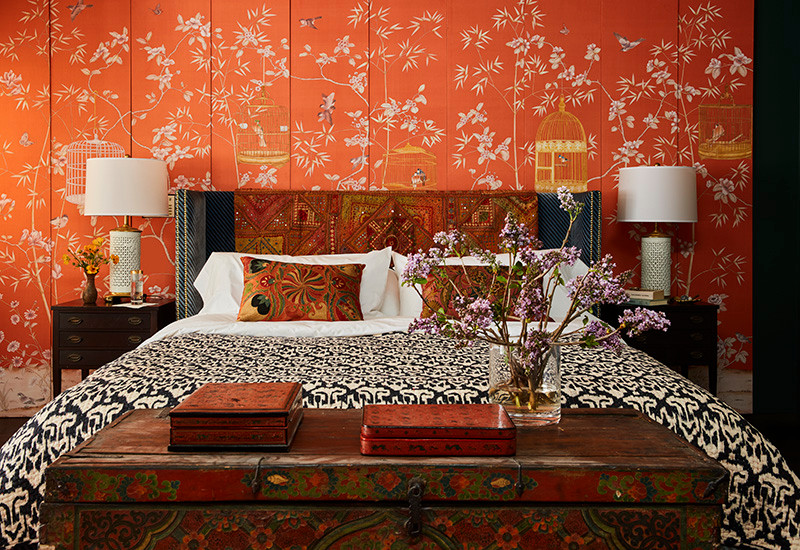 На фото: хозяйская спальня в стиле фьюжн с оранжевыми стенами, темным паркетным полом и коричневым полом без камина