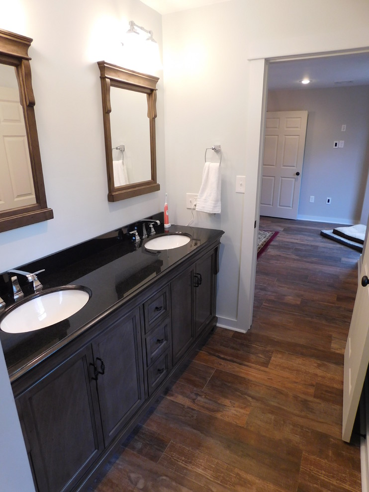 Bathroom - rustic bathroom idea