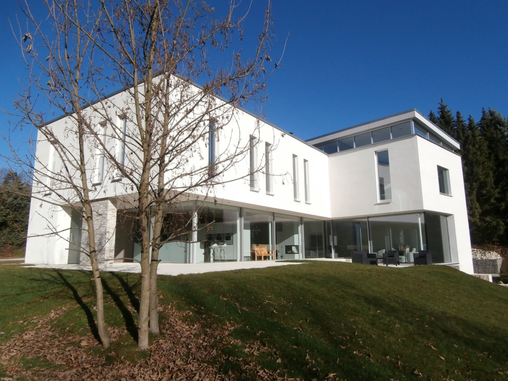 Geräumiges Modernes Haus mit Putzfassade, weißer Fassadenfarbe und Flachdach in Nürnberg