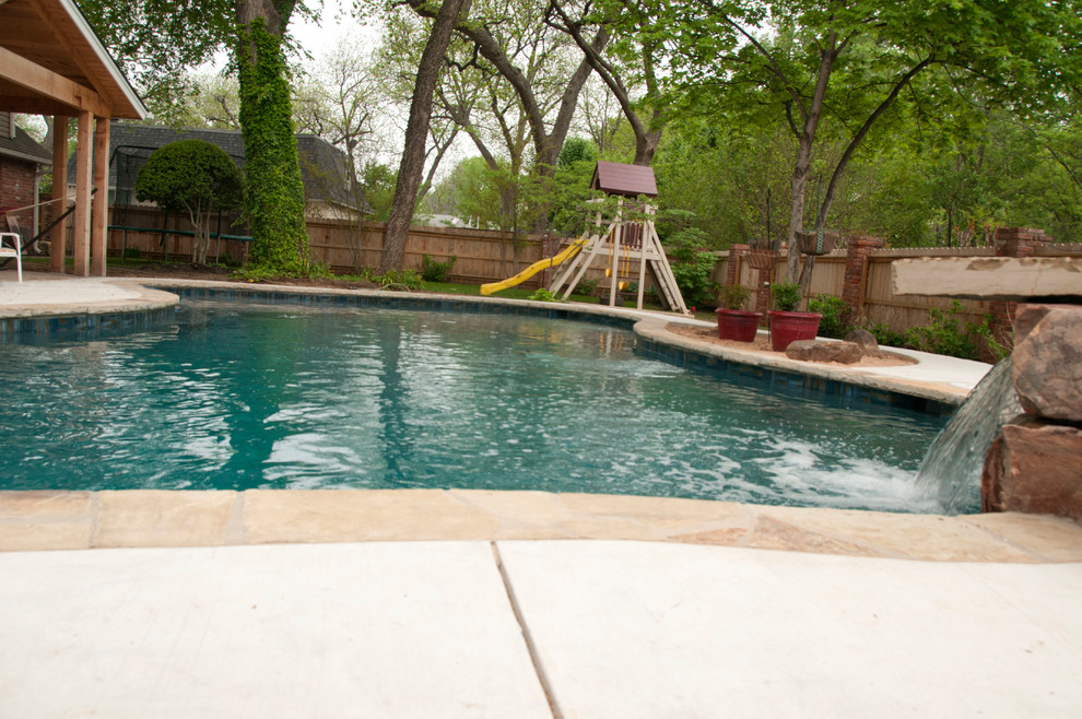 Ejemplo de piscina natural rústica de tamaño medio a medida en patio trasero