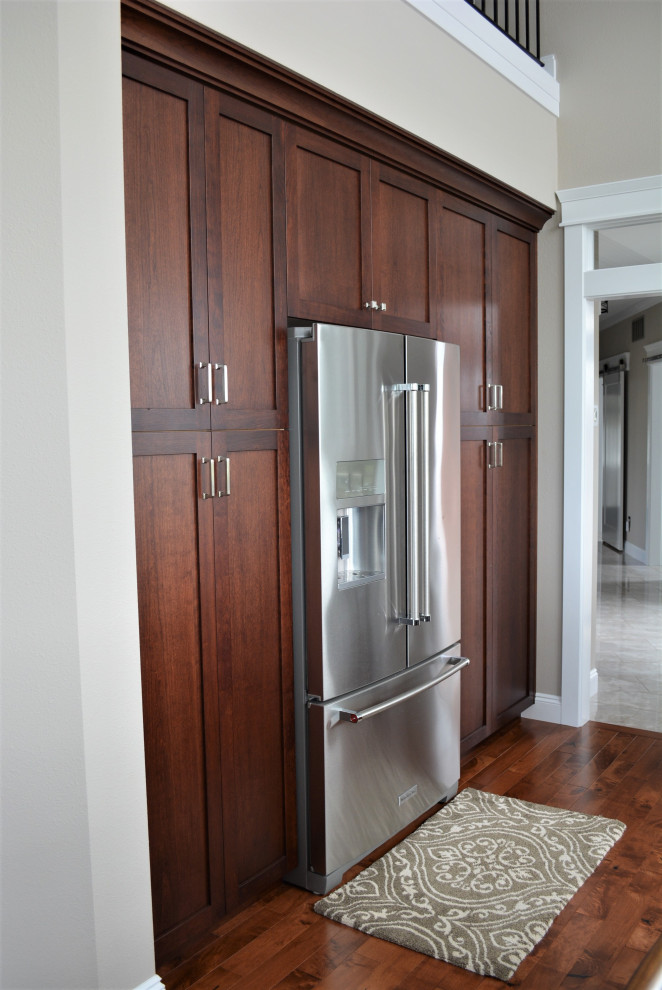 Example of a transitional home design design in Seattle