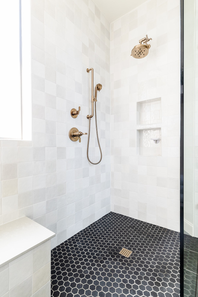Klassisk inredning av ett stort grå grått en-suite badrum, med skåp i shakerstil, beige skåp, en öppen dusch, en toalettstol med separat cisternkåpa, vit kakel, keramikplattor, vita väggar, klinkergolv i porslin, ett undermonterad handfat, bänkskiva i kvarts, svart golv och med dusch som är öppen
