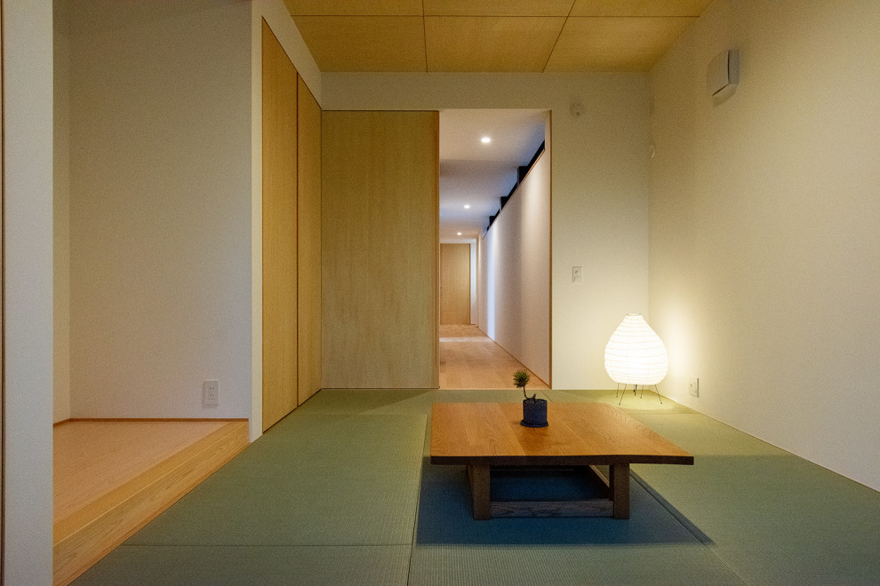 Idéer för mellanstora avskilda allrum, med vita väggar, tatamigolv och grönt golv