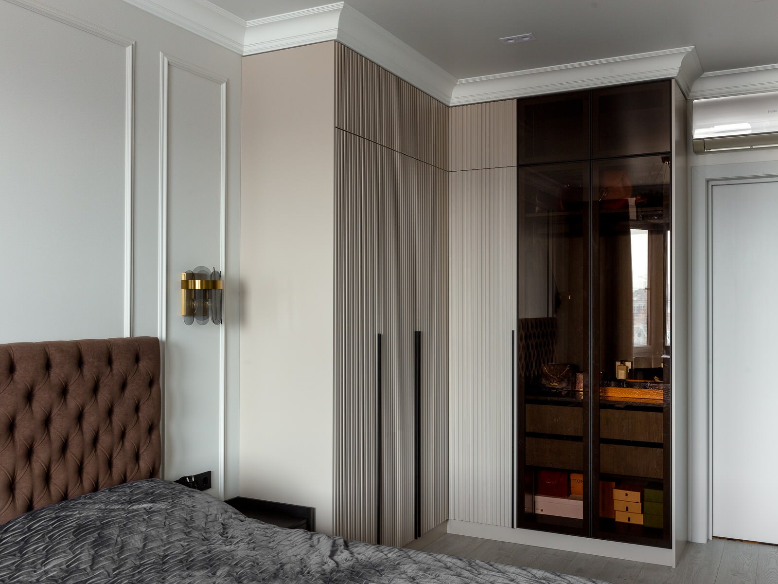 Гардеробная зона с прикроватными тумбами