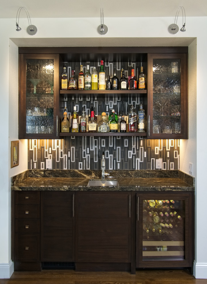 Esempio di un angolo bar design di medie dimensioni con lavello sottopiano, ante lisce, ante marroni e pavimento in legno massello medio