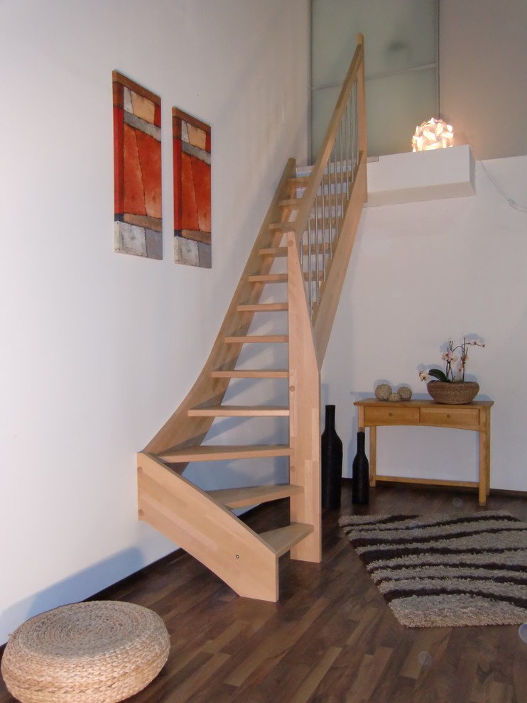 Gewendelte, Kleine Moderne Holztreppe in Sonstige