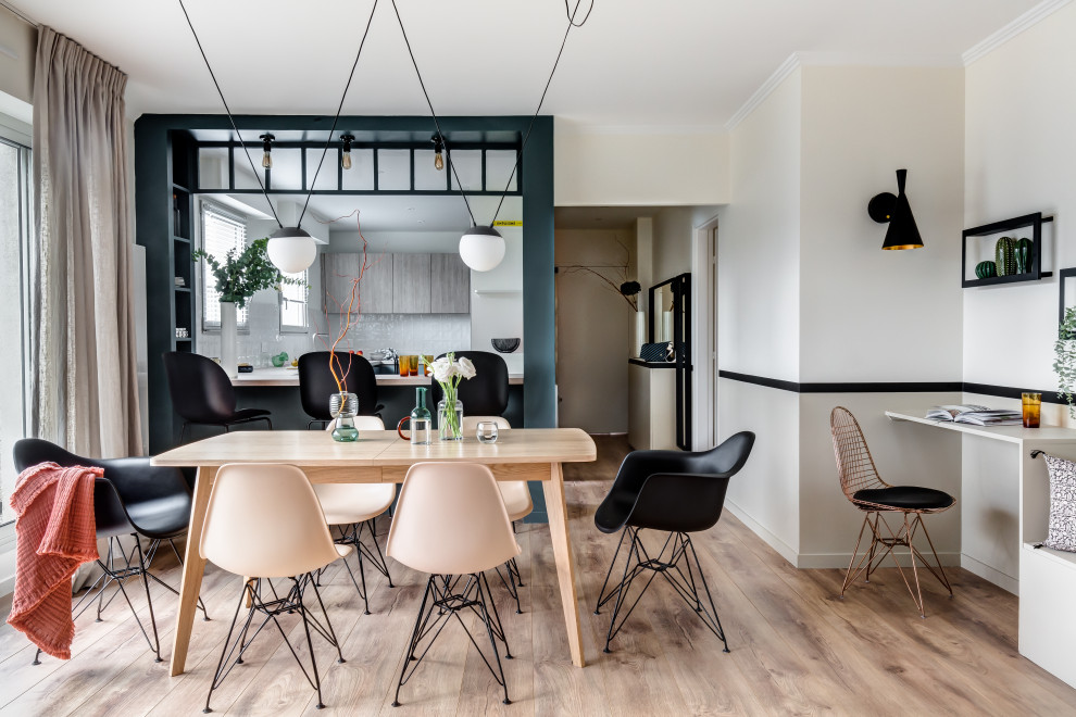 Inspiration pour une salle à manger ouverte sur le salon design avec un mur blanc, un sol en bois brun, aucune cheminée et un sol marron.