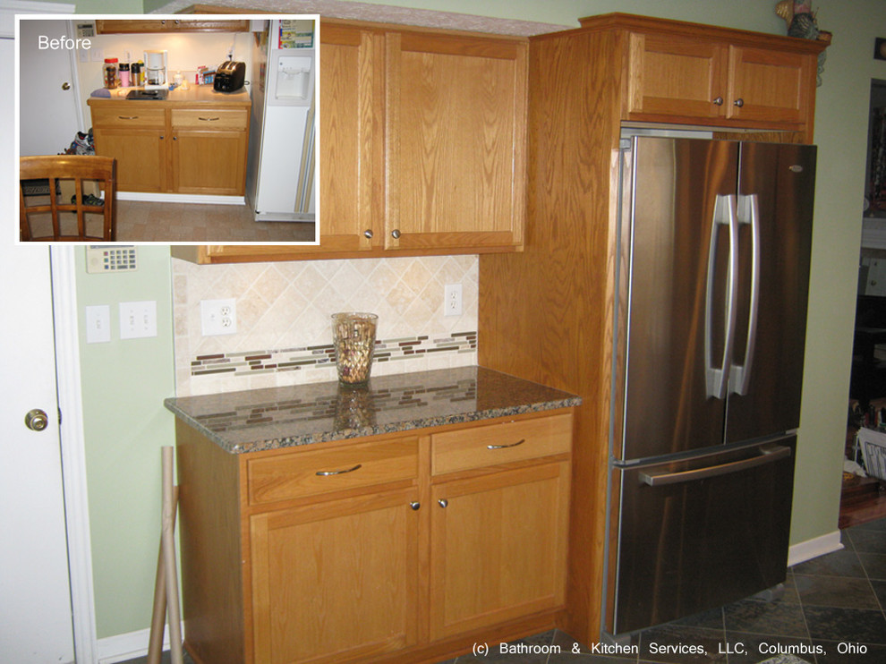 Photo of a small transitional l-shaped eat-in kitchen in Columbus with an undermount sink, granite benchtops, beige splashback, stone tile splashback, stainless steel appliances, ceramic floors, with island and light wood cabinets.
