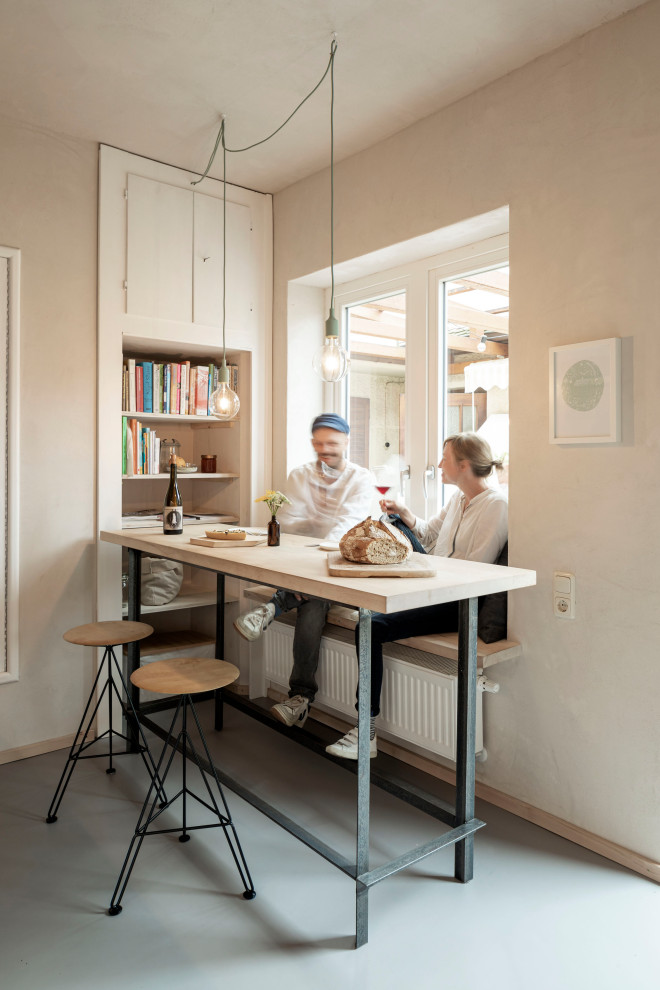 Источник вдохновения для домашнего уюта: маленькая отдельная столовая в современном стиле с полом из линолеума и серым полом для на участке и в саду